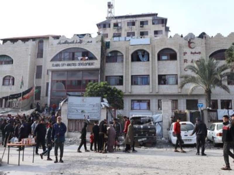 جيش الاحتلال الإسرائيلي يواصل عملياته في مستشفى ناصر بخان يونس لليوم الثاني