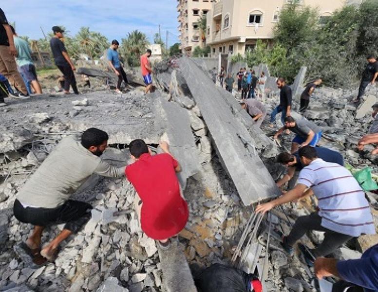 عشرات الشهداء والجرحى في غارات إسرائيلية عنيفة وسط وجنوب غزة