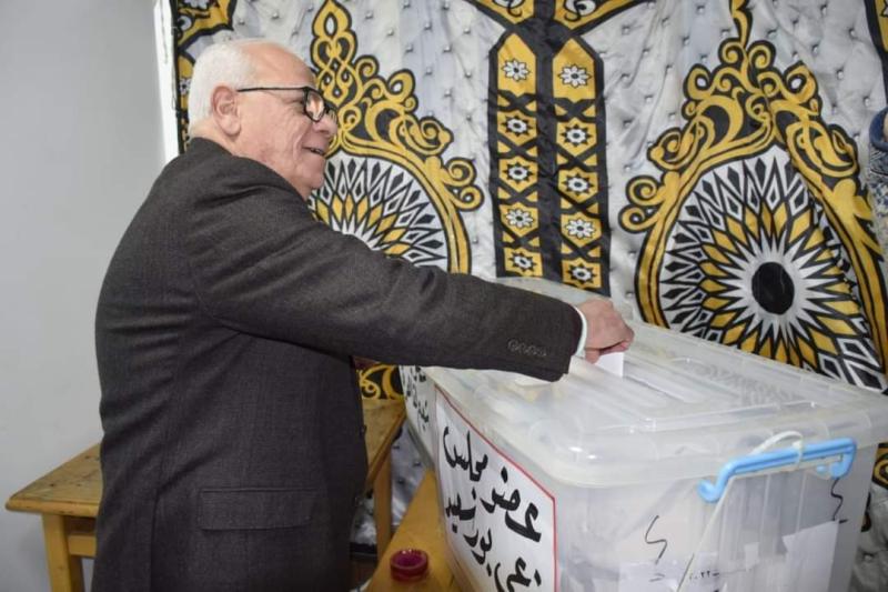 محافظ بورسعيد يدلي بصوته في انتخابات التجديد النصفي لنقابة المهندسين الفرعية ببورسعيد