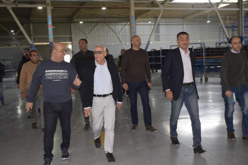 محافظ بورسعيد يتفقد خط إنتاج « تصنيع الإطارات الصلبة»  بمصنع بيراميدز جنوب بورسعيد