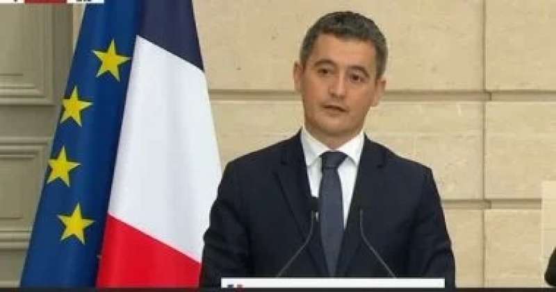 وزير داخلية فرنسا: روسيا عدونا الرئيسي في الحرب المعلوماتية والعدوانية على الأرض