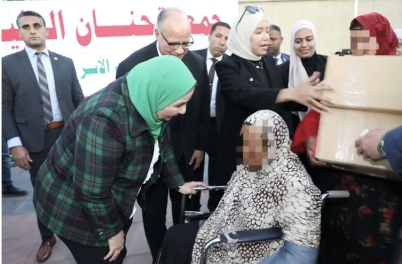 وزيرة التضامن ومحافظ القاهرة يوزعان 3 آلاف كرتونة سلع غذائية بالأسمرات