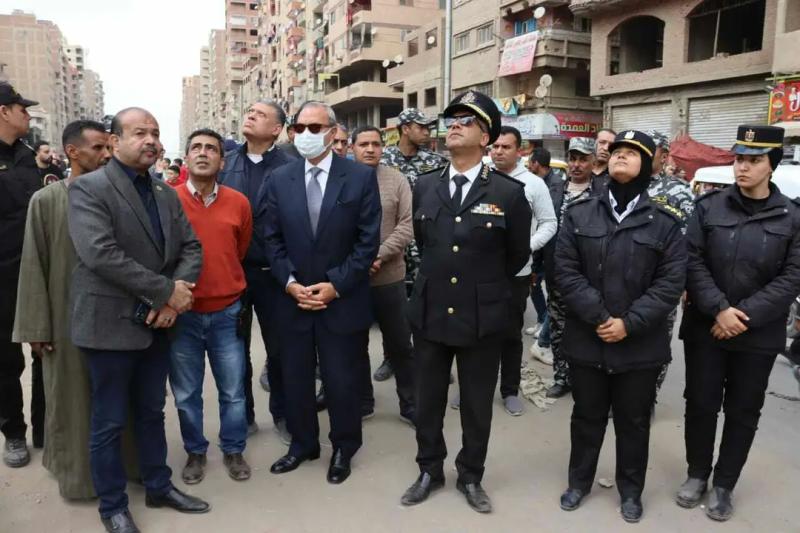 محافظ القليوبية يشرف على إزالة برج مخالف بشارع أحمد عرابي لمخالفته شروط التراخيص الهندسية