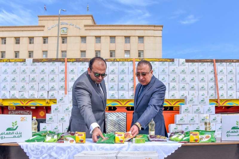 محافظ الإسكندرية يتفقد قافلة بنك الطعام المصري لدعم أهالي بشاير الخير