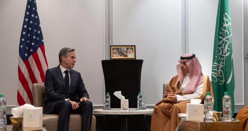 وزير الخارجية السعودي يؤكد لنظيره الأمريكي أهمية الوقف الفوري لإطلاق النار في غزة