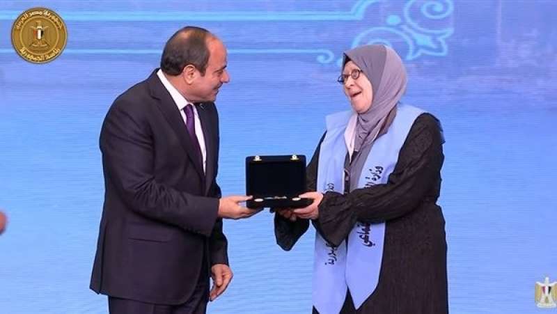 الرئيس السيسي يكرم عددًا من الأمهات المثاليات في يوم المرأة المصرية.. صور