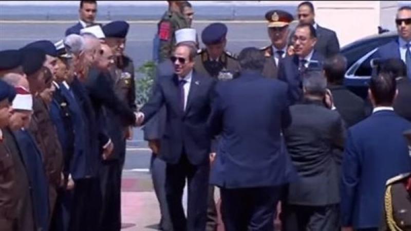 الرئيس السيسي يصل مسجد المشير طنطاوي لأداء صلاة الجمعة بمناسبة ذكرى العاشر من رمضان