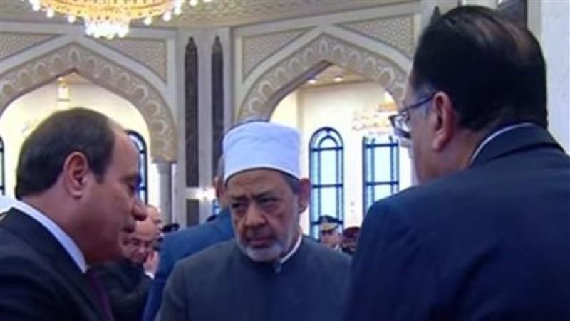 حوار يجمع الرئيس السيسي ورئيس الوزراء وشيخ الأزهر بعد أداء صلاة الجمعة