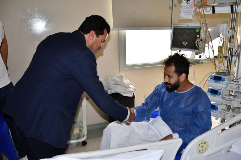 وزير الرياضة يتحدث مع اللاعب أحمد رفعت خلال زيارته بمستشفى وادى النيل للاطمئنان على حالته الصحية