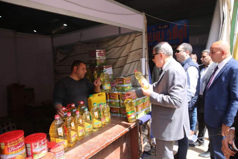 محافظ كفرالشيخ يتفقد معارض ”أهلًا رمضان” لمتابعة توافر السلع الأساسية والغذائية للمواطنين بأسعار مخفضة