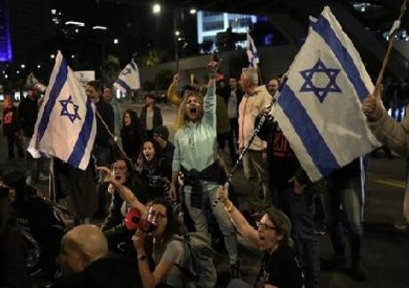 ضجة كبرى في إسرائيل بعد دهس سيارة لمتظاهرين ضد نتنياهو في تل أبيب