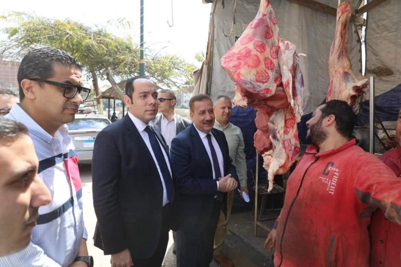 محافظ المنوفية يفاجئ عدد من منافذ بيع اللحوم بحي شرق لمتابعة الالتزام بالتسعيرة