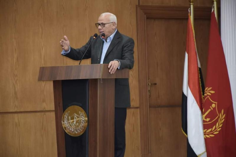 محافظ بورسعيد يلتقي العاملين بإدارات ” الأمن والنظافة ” بالديوان العام