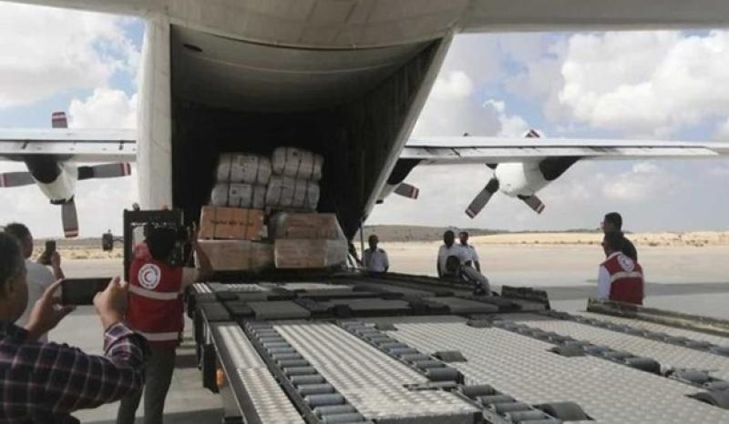 مطار العريش يستقبل طائرة مساعدات إماراتية تحمل 4000 طرد من كسوة العيد لأهل غزة