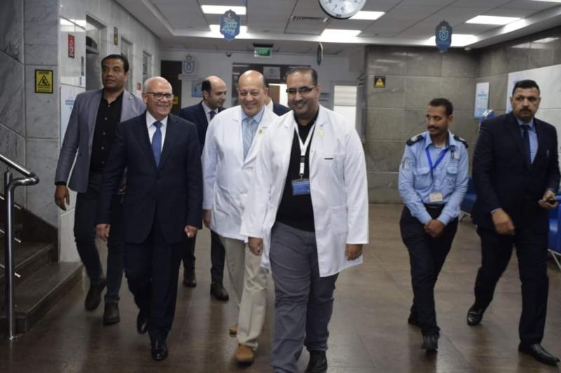 محافظ بورسعيد يزور عددا من مستشفيات التأمين الصحي الشامل ويقدم التهنئة للمرضى