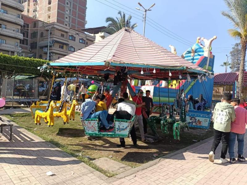 محافظ كفرالشيخ يتابع توافد آلاف المواطنين على حديقة الأسرة والطفولة والرحلات النيلية بدسوق