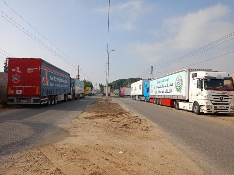 دخول 220 شاحنة مساعدات من معبري رفح وكرم أبو سالم إلى قطاع غزة