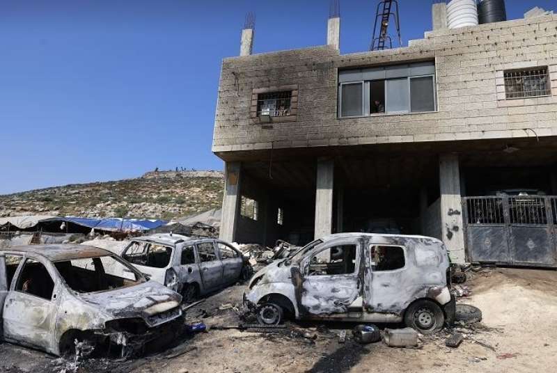 مستوطنون يحرقون عددا من منازل الفلسطينيين وسياراتهم في قرية المغيّر