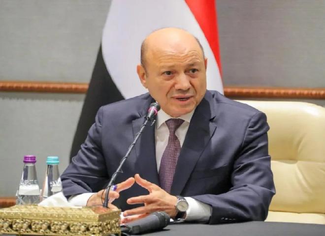 رئيس المجلس الرئاسي اليمني: هجرة اليمنيين بحثٌ عن فرصة أفضل وليس بسبب الوضع الأمني