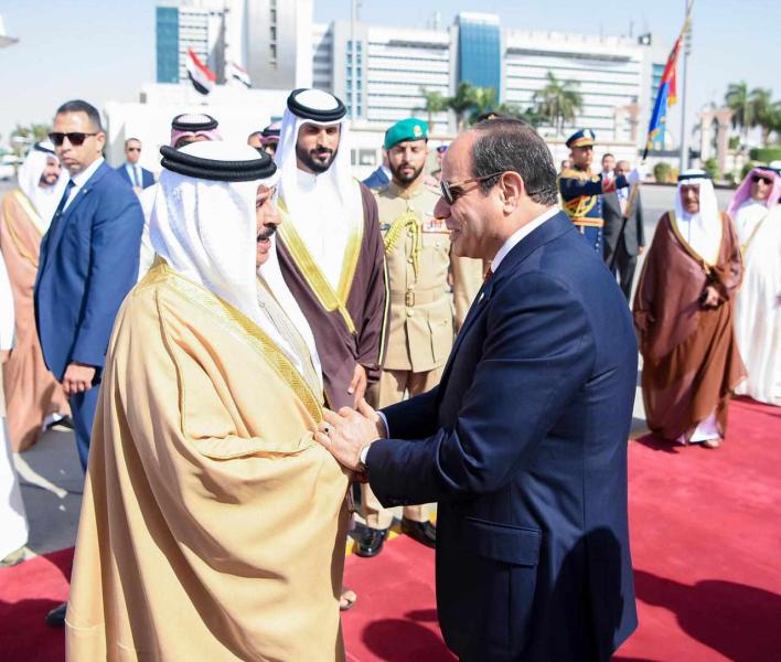 السيسي يودع العاهل البحريني الملك بمطار القاهرة الدولي في ختام زيارته لمصر
