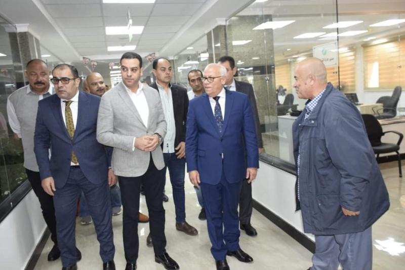محافظ بورسعيد يتفقد سير العمل بالمجمع الاسترشادي المطور للجهاز التنفيذي بمجمع المصالح