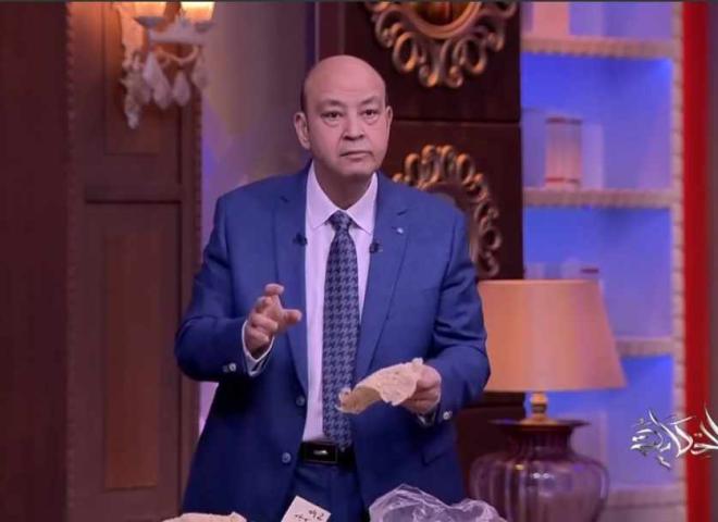 عمرو أديب يقارن بين رغيفي خبز بـ2 جنيه في المعادي ومصر الجديدة: إحنا اللي اخترعنا النصب في العيش