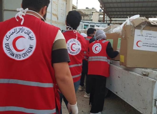 الهلال الأحمر المصري: نراجع شاحنات مساعدات غزة للتأكد من خلوها من أسلحة أو مخدرات أو غيرهما