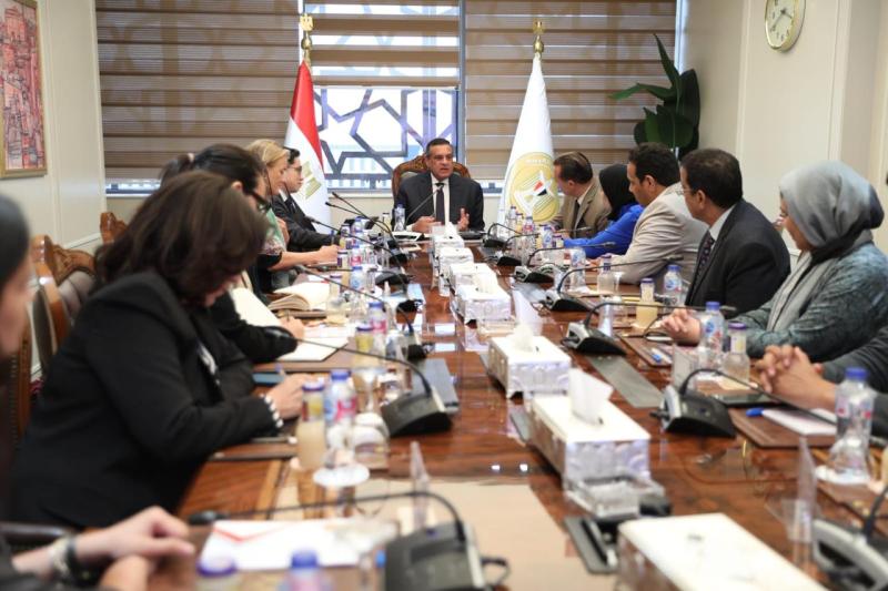 وزير التنمية المحلية يتابع مع وفد البنك الدولي الموقف التنفيذي لبرنامج التنمية بصعيد مصر
