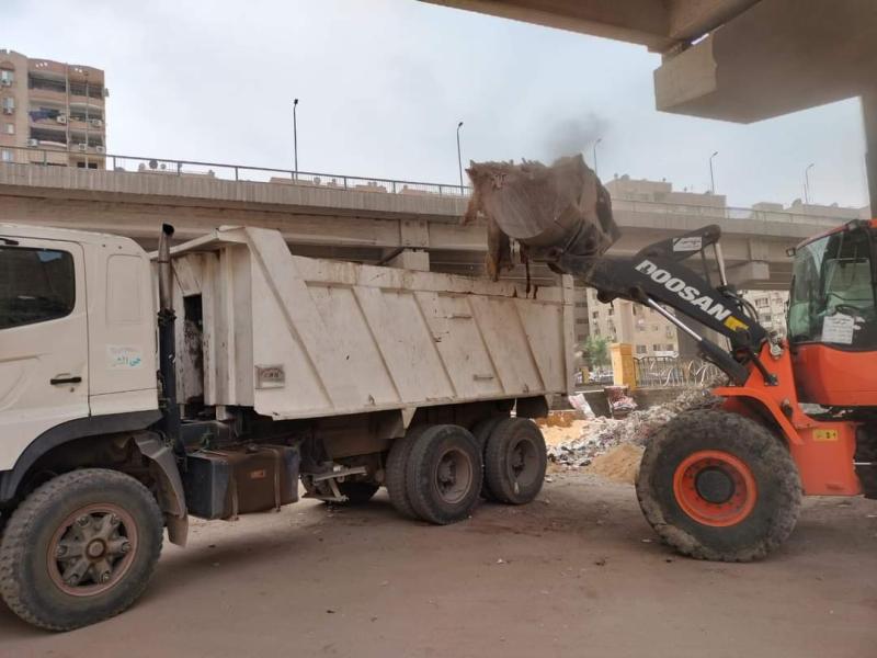 محافظة الجيزة ترفع ٧٠٠٠ طن مخلفات من نهاية شارع المنشية بدائري الهرم