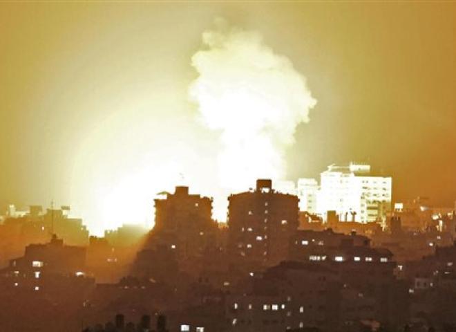 طائرات الاحتلال تستهدف محيط مسجد ”أبو شمالة” في تل السلطان غرب رفح الفلسطينية