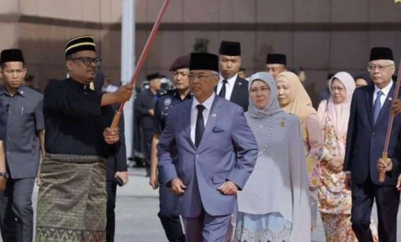 ملك ماليزيا يزور سنغافورة في أول زيارة خارجية له