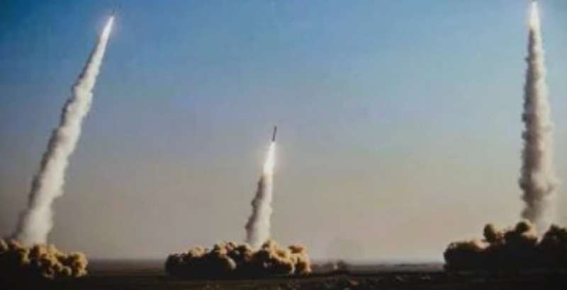 إعلام إسرائيلى: إطلاق 30 صاروخا من غزة تجاه غلاف القطاع واندلاع حريق