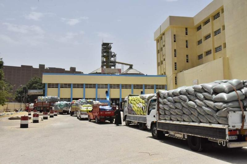 محافظ أسيوط يعلن استمرار حصاد محصول القمح وتوريد 94 ألف طن للشون والصوامع