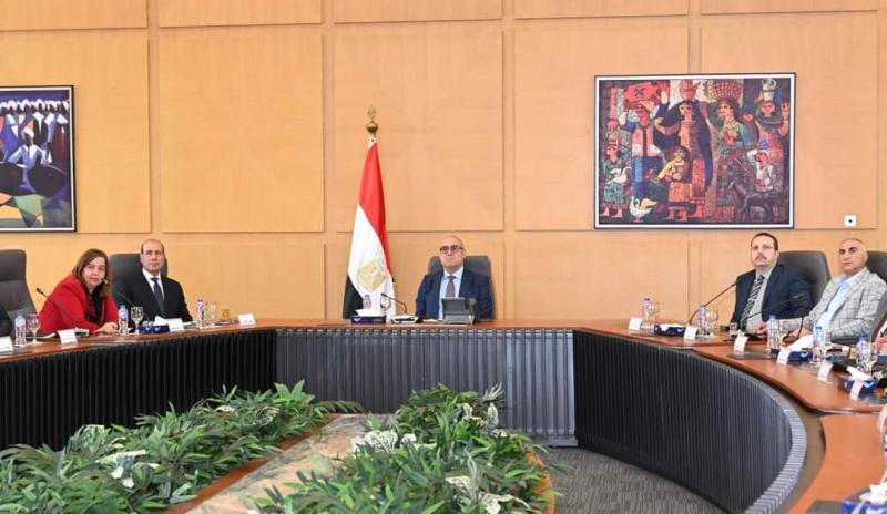 وزير الإسكان يتابع موقف تنفيذ وحدات المبادرة الرئاسية ”سكن لكل المصريين” بالمدن الجديدة والمحافظات