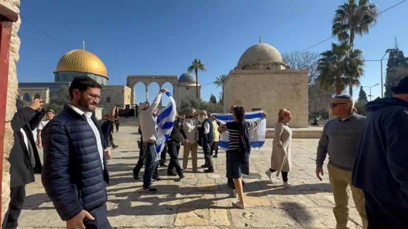 مئات المستوطنين يقتحمون المسجد الأقصى ويرفعون علم إسرائيل في باحاته