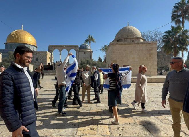 مئات المستوطنين يقتحمون المسجد الأقصى ويرفعون علم إسرائيل في باحاته
