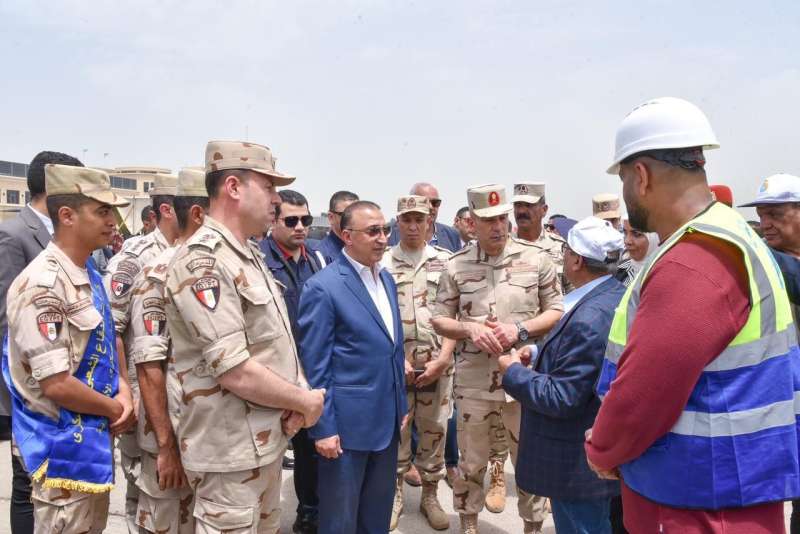 محافظ الإسكندرية وقائد قوات الدفاع الشعبي يشهدان اصطفاف المركبات والمعدات الهندسية