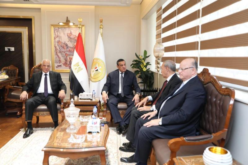 وزير التنمية المحلية يبحث مع محافظي القاهرة والقليوبية والجيزة مشروعات الخطة الاستثمارية