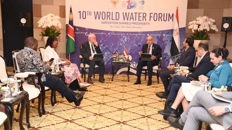 الدكتور سويلم يلتقى وزير المياه الناميبي ورئيس مرفق المياه الإفريقي