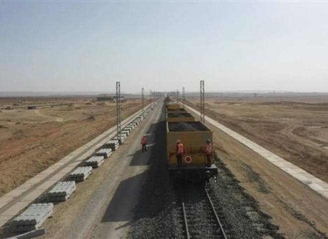 تركيب قضبان أول قطار كهربائي سريع في مصر.. فيديو