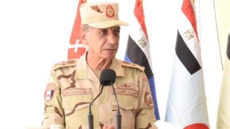 وزير الدفاع يشهد تنفيذ المرحلة الرئيسية لمشروع تكتيكي بالذخيرة الحية لإحدى وحدات الجيش الثاني