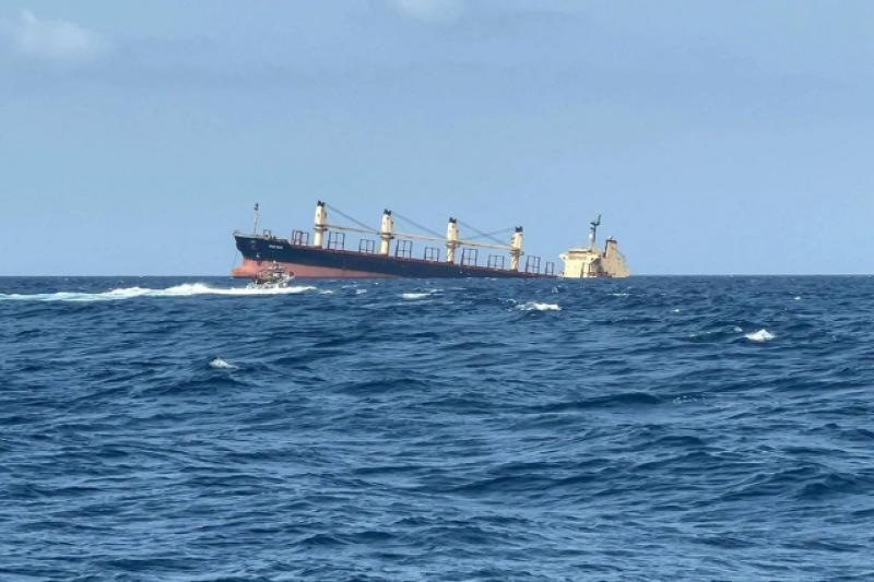 تقارير عن استهداف سفينة بـ3 صواريخ أمام سواحل اليمن