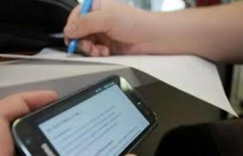ضبط متهمين ادعوا تسريب امتحانات إحدى المراحل التعليمية عبر «واتس آب»