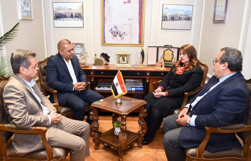 وزيرة الهجرة تطلع على مستجدات مشروع مستثمر مصري بالخارج متخصص في تصنيع وإعادة تأهيل الهواتف الذكية المحمولة