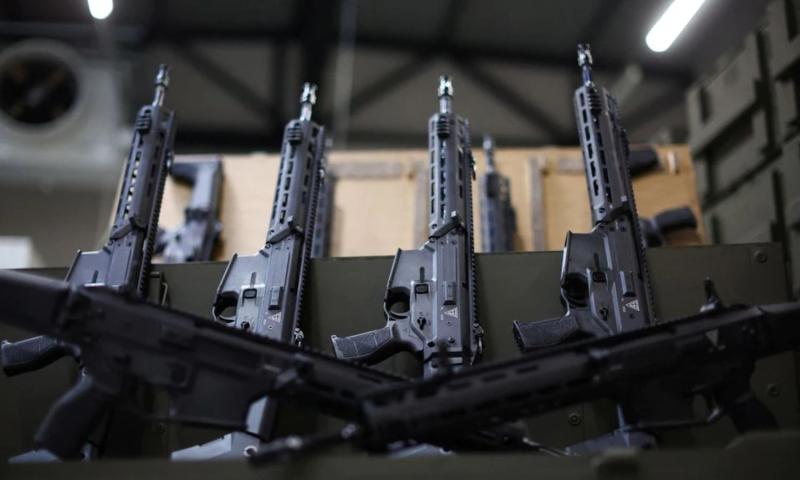 وزير الدفاع الألماني يعد بتقديم المزيد من شحنات الأسلحة إلى أوكرانيا