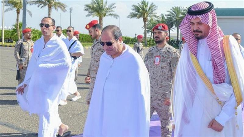 الرئيس السيسي يدعو للمصريين والأمتين العربية والإسلامية من بيت الله الحرام