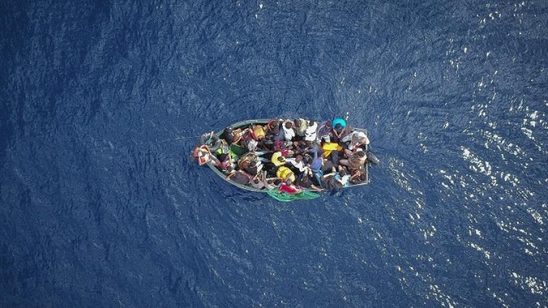 انتشال 14 جثة إضافية بعد غرق مركب مهاجرين قبالة سواحل إيطاليا
