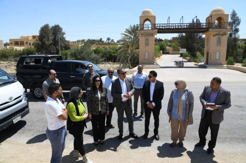 محافظ الفيوم يتابع آخر الإجراءات لوضع الاشتراطات البنائية الجديدة لقرية تونس