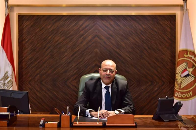وزير العمل يعلن تعزيز علاقات العمل في شركة بالإسكندرية وحصول 2100 عامل على حقوقهم المشروعة