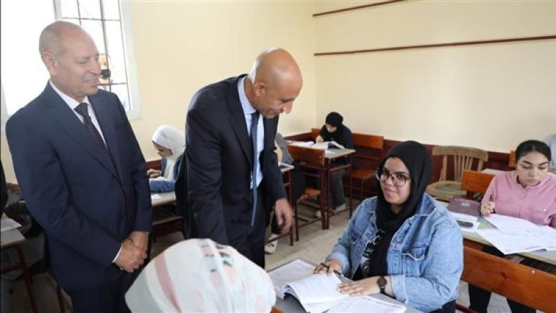 وزير التعليم يتفقد امتحانات الثانوية العامة في النزهة برفقة محافظ القاهرة